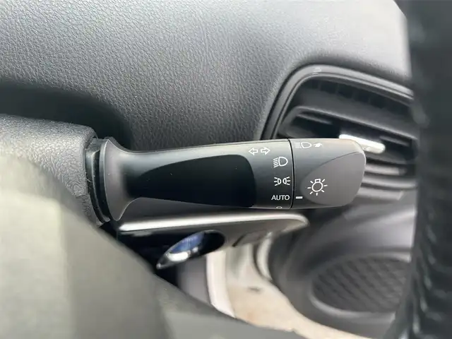 トヨタ プリウス S 静岡県 2017(平29)年 6.7万km 白 カロッツェリアナビ/・AVC-RZ500/・CD/DVD/Bluetooth/・AUX/iPod/FM/AM/ビルトインETC/ドライブモード/ＥＶモード/センターコンソール/ドアバイザー/スペアキー/バニティミラー