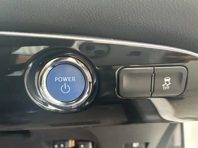 トヨタ プリウス S 静岡県 2017(平29)年 6.7万km 白 カロッツェリアナビ/・AVC-RZ500/・CD/DVD/Bluetooth/・AUX/iPod/FM/AM/ビルトインETC/ドライブモード/ＥＶモード/センターコンソール/ドアバイザー/スペアキー/バニティミラー