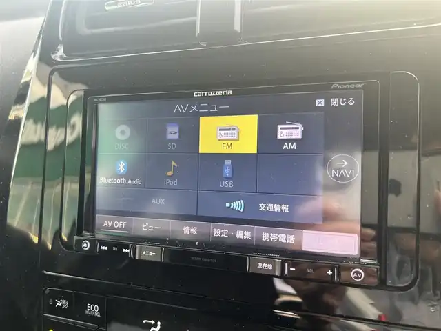 トヨタ プリウス S 静岡県 2017(平29)年 6.7万km 白 カロッツェリアナビ/・AVC-RZ500/・CD/DVD/Bluetooth/・AUX/iPod/FM/AM/ビルトインETC/ドライブモード/ＥＶモード/センターコンソール/ドアバイザー/スペアキー/バニティミラー