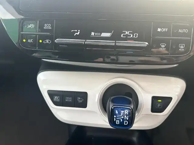 トヨタ プリウス S 静岡県 2017(平29)年 6.7万km 白 カロッツェリアナビ/・AVC-RZ500/・CD/DVD/Bluetooth/・AUX/iPod/FM/AM/ビルトインETC/ドライブモード/ＥＶモード/センターコンソール/ドアバイザー/スペアキー/バニティミラー