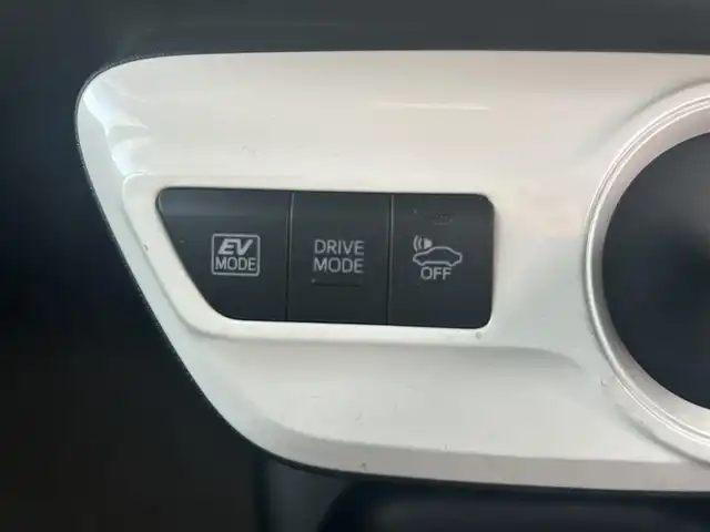 トヨタ プリウス S 静岡県 2017(平29)年 6.7万km 白 カロッツェリアナビ/・AVC-RZ500/・CD/DVD/Bluetooth/・AUX/iPod/FM/AM/ビルトインETC/ドライブモード/ＥＶモード/センターコンソール/ドアバイザー/スペアキー/バニティミラー