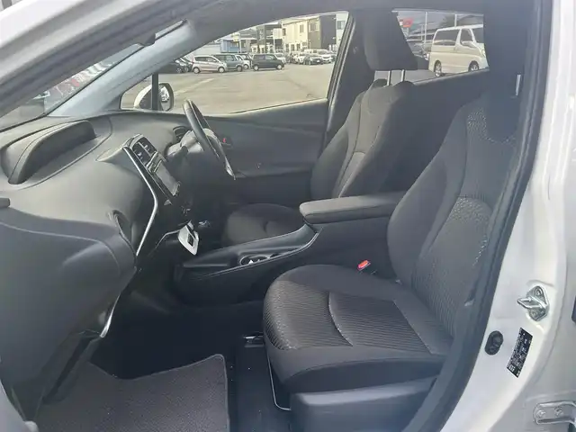 トヨタ プリウス S 静岡県 2017(平29)年 6.7万km 白 カロッツェリアナビ/・AVC-RZ500/・CD/DVD/Bluetooth/・AUX/iPod/FM/AM/ビルトインETC/ドライブモード/ＥＶモード/センターコンソール/ドアバイザー/スペアキー/バニティミラー