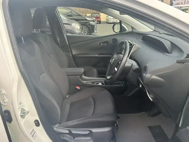 トヨタ プリウス S 静岡県 2017(平29)年 6.7万km 白 カロッツェリアナビ/・AVC-RZ500/・CD/DVD/Bluetooth/・AUX/iPod/FM/AM/ビルトインETC/ドライブモード/ＥＶモード/センターコンソール/ドアバイザー/スペアキー/バニティミラー
