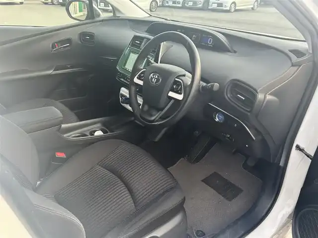 トヨタ プリウス S 静岡県 2017(平29)年 6.7万km 白 カロッツェリアナビ/・AVC-RZ500/・CD/DVD/Bluetooth/・AUX/iPod/FM/AM/ビルトインETC/ドライブモード/ＥＶモード/センターコンソール/ドアバイザー/スペアキー/バニティミラー