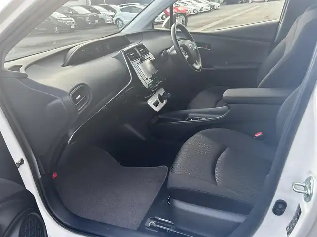 トヨタ プリウス S 静岡県 2017(平29)年 6.7万km 白 カロッツェリアナビ/・AVC-RZ500/・CD/DVD/Bluetooth/・AUX/iPod/FM/AM/ビルトインETC/ドライブモード/ＥＶモード/センターコンソール/ドアバイザー/スペアキー/バニティミラー