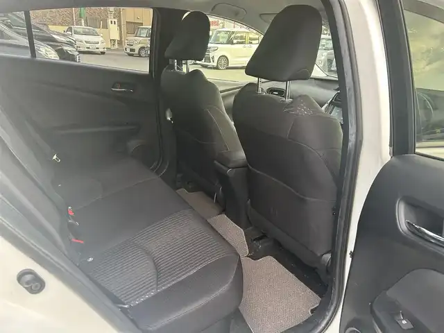 トヨタ プリウス S 静岡県 2017(平29)年 6.7万km 白 カロッツェリアナビ/・AVC-RZ500/・CD/DVD/Bluetooth/・AUX/iPod/FM/AM/ビルトインETC/ドライブモード/ＥＶモード/センターコンソール/ドアバイザー/スペアキー/バニティミラー
