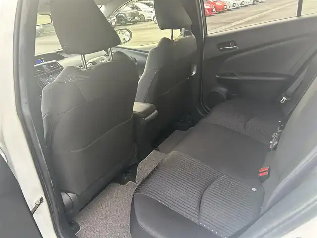 トヨタ プリウス S 静岡県 2017(平29)年 6.7万km 白 カロッツェリアナビ/・AVC-RZ500/・CD/DVD/Bluetooth/・AUX/iPod/FM/AM/ビルトインETC/ドライブモード/ＥＶモード/センターコンソール/ドアバイザー/スペアキー/バニティミラー