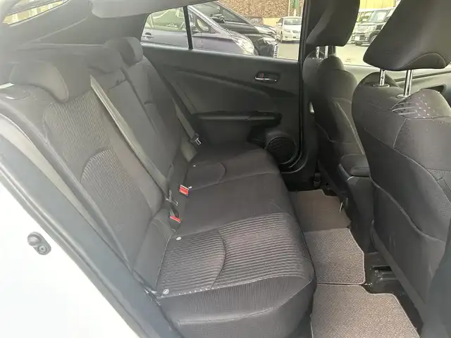 トヨタ プリウス S 静岡県 2017(平29)年 6.7万km 白 カロッツェリアナビ/・AVC-RZ500/・CD/DVD/Bluetooth/・AUX/iPod/FM/AM/ビルトインETC/ドライブモード/ＥＶモード/センターコンソール/ドアバイザー/スペアキー/バニティミラー