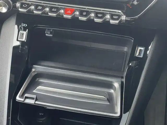 プジョー プジョー ２００８ GT ブルー HDi 山梨県 2023(令5)年 2万km BLANC NACRE 黒半革シート/全周囲カメラ/純正ディスプレイオーディオ　/ＡｎｄｒｏｉｄＡｕｔｏ/AppleCarPlay/LEDヘッドライト/オートハイビーム/アンビエンスライト　/ＡＣＣ　/ＬＫＡ　/ＢＳＡ/前席シートヒーター　/ＥＴＣ　/アイドリングストップ　/パドルシフト　/前後ドラレコ