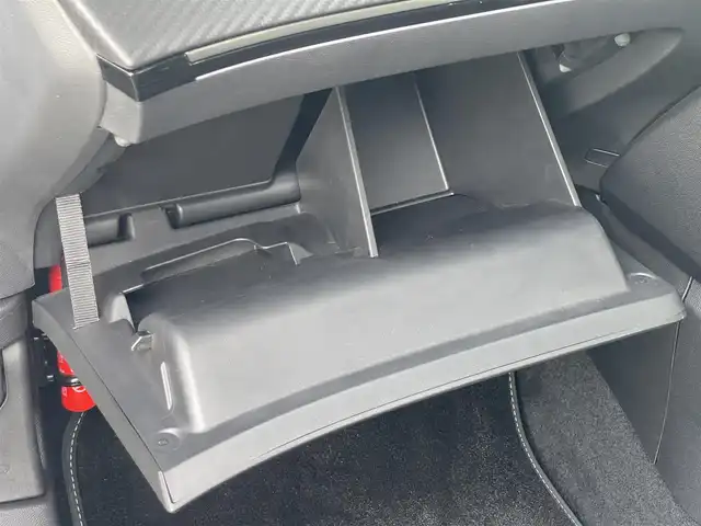 プジョー プジョー ２００８ GT ブルー HDi 山梨県 2023(令5)年 2万km BLANC NACRE 黒半革シート/全周囲カメラ/純正ディスプレイオーディオ　/ＡｎｄｒｏｉｄＡｕｔｏ/AppleCarPlay/LEDヘッドライト/オートハイビーム/アンビエンスライト　/ＡＣＣ　/ＬＫＡ　/ＢＳＡ/前席シートヒーター　/ＥＴＣ　/アイドリングストップ　/パドルシフト　/前後ドラレコ