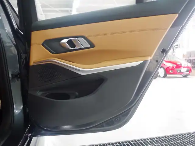 ＢＭＷ ＢＭＷ ３２０ｄ xDrive Mスポーツ 兵庫県 2021(令3)年 0.9万km ミネラルグレー 純正ナビ/全方位カメラ/ワイヤレス充電/純正前後ドライブレコーダー/ETC/シートヒーター（D+N席)/アダプティブクルーズコントロール/レーンキープアシスト/ブラインドスポットモニター/ブラウンレザーシート/アンビエントライト/パワーバックドア/コンフォートアクセス/Bluetooth/Apple Car Plqy/衝突軽減ブレーキ/LEDヘッドライト/オートマチックハイビーム/純正フロアマット/パワーシート（D+N席）/純正18インチ純正AW/ワンオーナー/スペアキー有