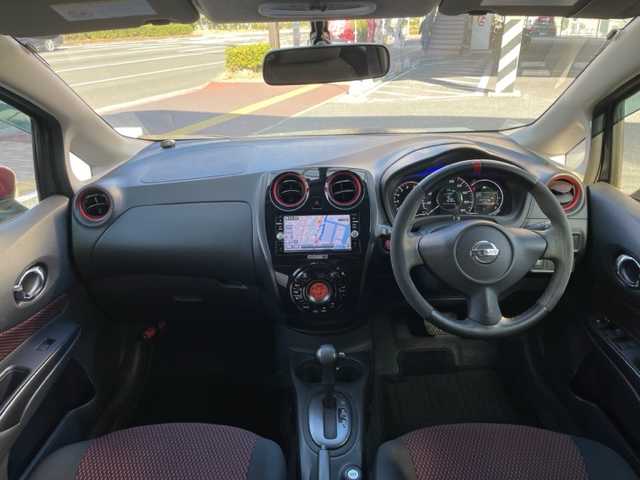 日産 ノート ニスモ 神奈川県 2015(平27)年 5万km ダークメタルグレー スーパーチャージャー/純正SDナビ【MC315D-W】/・DTV/CD/DVD/BT/AUX		/バックカメラ/ETC			/純正16インチAW/ルーフエンドスポイラー/オートライト/純正LEDヘッドライト/バックフォグ			/プッシュEgスタート/ストップ/インテリジェントキー×2			/ターンランプ付電動格納ドアミラー/ドアバイザー/純正フロアマット/取扱説明書/ナビ取扱説明書/新車時保証書