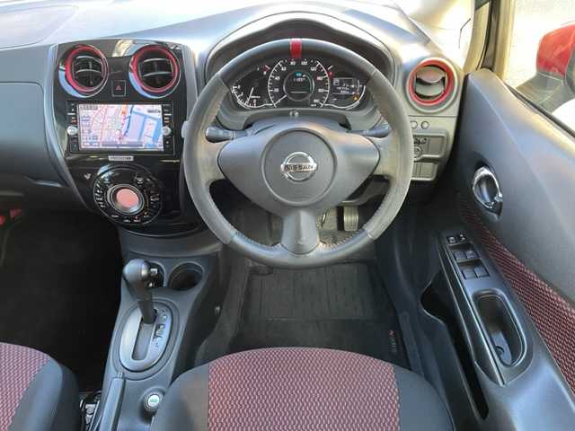 日産 ノート ニスモ 神奈川県 2015(平27)年 5万km ダークメタルグレー スーパーチャージャー/純正SDナビ【MC315D-W】/・DTV/CD/DVD/BT/AUX		/バックカメラ/ETC			/純正16インチAW/ルーフエンドスポイラー/オートライト/純正LEDヘッドライト/バックフォグ			/プッシュEgスタート/ストップ/インテリジェントキー×2			/ターンランプ付電動格納ドアミラー/ドアバイザー/純正フロアマット/取扱説明書/ナビ取扱説明書/新車時保証書