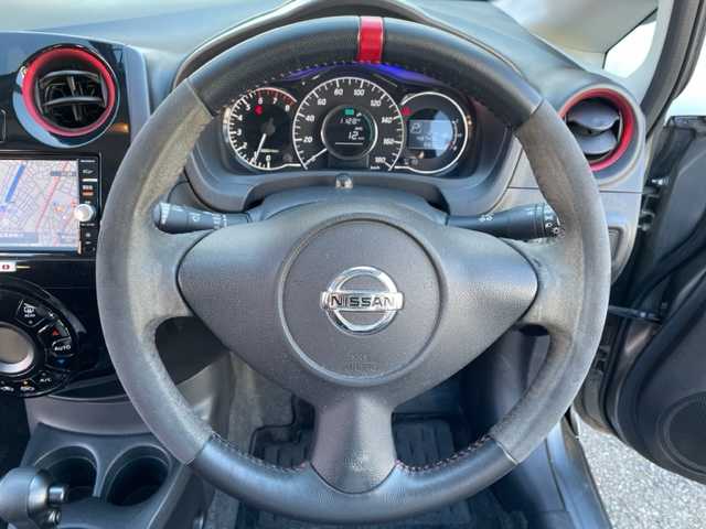 日産 ノート ニスモ 神奈川県 2015(平27)年 5万km ダークメタルグレー スーパーチャージャー/純正SDナビ【MC315D-W】/・DTV/CD/DVD/BT/AUX		/バックカメラ/ETC			/純正16インチAW/ルーフエンドスポイラー/オートライト/純正LEDヘッドライト/バックフォグ			/プッシュEgスタート/ストップ/インテリジェントキー×2			/ターンランプ付電動格納ドアミラー/ドアバイザー/純正フロアマット/取扱説明書/ナビ取扱説明書/新車時保証書