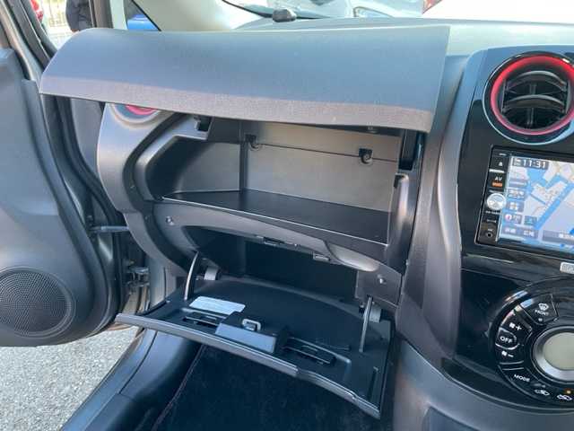 日産 ノート ニスモ 神奈川県 2015(平27)年 5万km ダークメタルグレー スーパーチャージャー/純正SDナビ【MC315D-W】/・DTV/CD/DVD/BT/AUX		/バックカメラ/ETC			/純正16インチAW/ルーフエンドスポイラー/オートライト/純正LEDヘッドライト/バックフォグ			/プッシュEgスタート/ストップ/インテリジェントキー×2			/ターンランプ付電動格納ドアミラー/ドアバイザー/純正フロアマット/取扱説明書/ナビ取扱説明書/新車時保証書