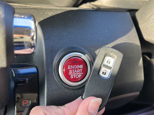 ホンダ Ｎ ＯＮＥ プレミアムSSブラウンスタイルパッケージ 東京都 2017(平29)年 9.3万km プレミアムブルームーンパール (株)IDOMが運営する【じしゃロン国分寺店】の自社ローン対象車両になります。こちらは現金ご利用時の価格です。自社ローンご希望の方は別途その旨お申付け下さい。/Gathersディスプレイオーディオ（WX-171C）/バックカメラ/ハーフレザー調シート/プッシュスタート/スマートキー/純正アルミ/ウィンカーミラー/バイザー/オートライト/黒革巻きステアリング