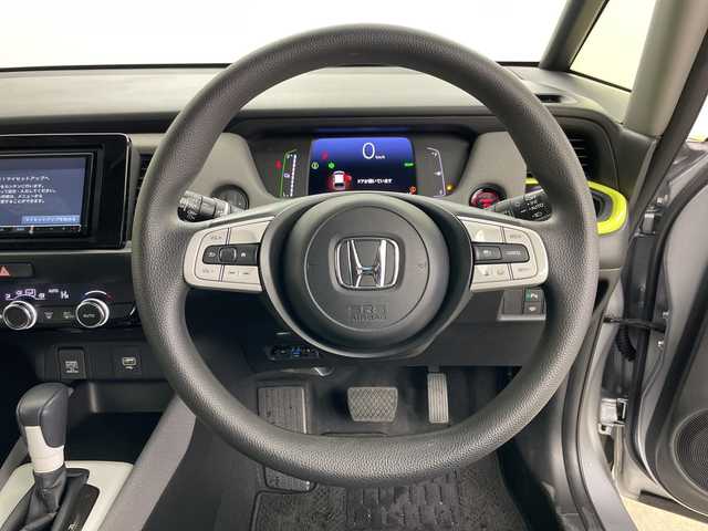 ホンダ フィット e:HEVネス 道央・札幌 2020(令2)年 5.7万km 緑／グレー ・4WD/・ワンオーナー/・寒冷地仕様/・社外ナビ/（CD DVD SD BT USB フルセグ）/・ホンダセンシング/・アクセントツートン/・レーダークルーズ/・ドアミラーヒーター/・ホンダコネクトフォーギャザズ/・コンフォートビューパッケージ/・純正１６AW/・社外ドラレコ前のみ/・LEDヘッドライト