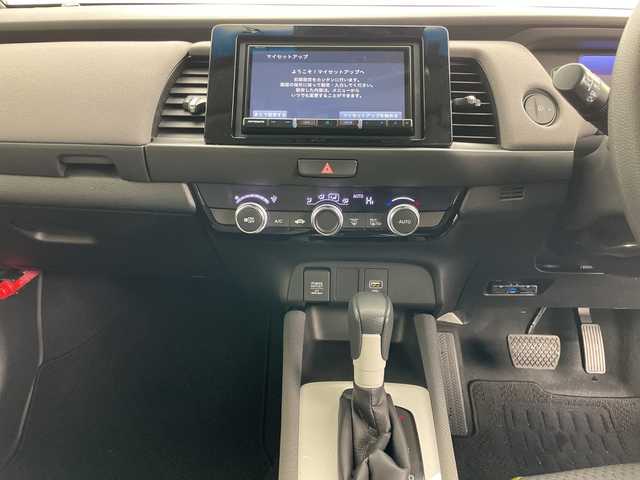 ホンダ フィット e:HEVネス 道央・札幌 2020(令2)年 5.7万km 緑／グレー ・4WD/・ワンオーナー/・寒冷地仕様/・社外ナビ/（CD DVD SD BT USB フルセグ）/・ホンダセンシング/・アクセントツートン/・レーダークルーズ/・ドアミラーヒーター/・ホンダコネクトフォーギャザズ/・コンフォートビューパッケージ/・純正１６AW/・社外ドラレコ前のみ/・LEDヘッドライト