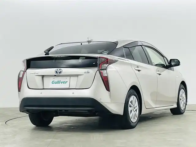 トヨタ プリウス Sセーフティプラス 福島県 2018(平30)年 6.1万km スティールブロンドM トヨタセーフティセンス/・プリクラッシュセーフティ/・レーンディパーチャーアラート/・コーナーセンサー/・オートマチックハイビーム/純正ナビ/・型番：NSZT-W68T/・フルセグTV/Bluetooth/CD/DVD/・バックカメラ/・ビルトインETC/アイドリングストップ/アダプティブクルーズコントロール/パーキングアシスト/横滑り防止/革巻きステアリング/・ステアリングリモコン/プッシュスタート/・スマートキー/LEDヘッドライト/・オートライト/・フォグライト/純正フロアマット/ドアバイザー