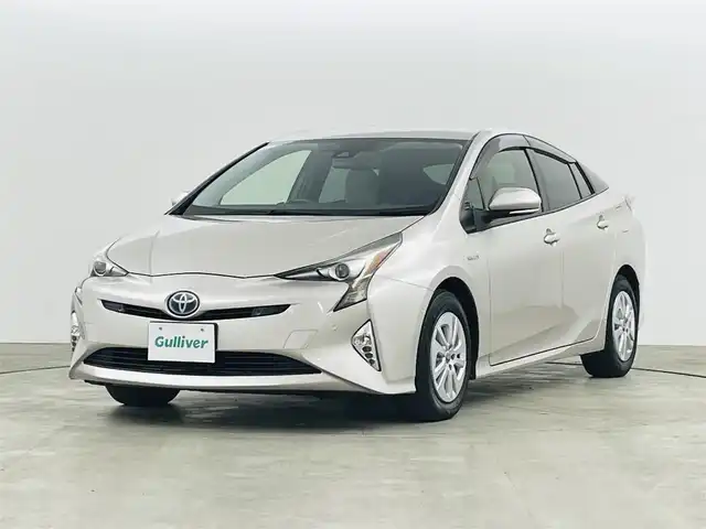 トヨタ プリウス Sセーフティプラス 福島県 2018(平30)年 6.1万km スティールブロンドM トヨタセーフティセンス/・プリクラッシュセーフティ/・レーンディパーチャーアラート/・コーナーセンサー/・オートマチックハイビーム/純正ナビ/・型番：NSZT-W68T/・フルセグTV/Bluetooth/CD/DVD/・バックカメラ/・ビルトインETC/アイドリングストップ/アダプティブクルーズコントロール/パーキングアシスト/横滑り防止/革巻きステアリング/・ステアリングリモコン/プッシュスタート/・スマートキー/LEDヘッドライト/・オートライト/・フォグライト/純正フロアマット/ドアバイザー