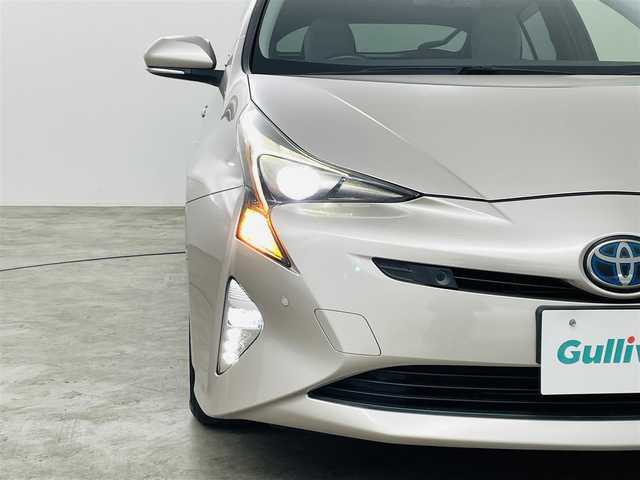 トヨタ プリウス Sセーフティプラス 福島県 2018(平30)年 6.1万km スティールブロンドM トヨタセーフティセンス/・プリクラッシュセーフティ/・レーンディパーチャーアラート/・コーナーセンサー/・オートマチックハイビーム/純正ナビ/・型番：NSZT-W68T/・フルセグTV/Bluetooth/CD/DVD/・バックカメラ/・ビルトインETC/アイドリングストップ/アダプティブクルーズコントロール/パーキングアシスト/横滑り防止/革巻きステアリング/・ステアリングリモコン/プッシュスタート/・スマートキー/LEDヘッドライト/・オートライト/・フォグライト/純正フロアマット/ドアバイザー
