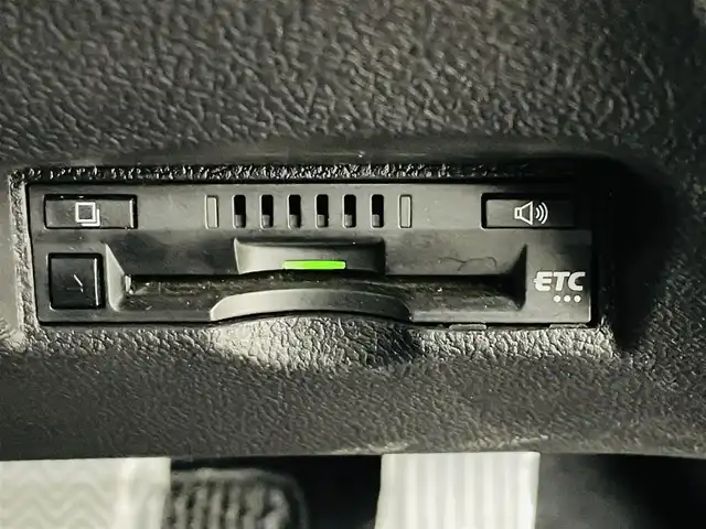 トヨタ プリウス Sセーフティプラス 福島県 2018(平30)年 6.1万km スティールブロンドM トヨタセーフティセンス/・プリクラッシュセーフティ/・レーンディパーチャーアラート/・コーナーセンサー/・オートマチックハイビーム/純正ナビ/・型番：NSZT-W68T/・フルセグTV/Bluetooth/CD/DVD/・バックカメラ/・ビルトインETC/アイドリングストップ/アダプティブクルーズコントロール/パーキングアシスト/横滑り防止/革巻きステアリング/・ステアリングリモコン/プッシュスタート/・スマートキー/LEDヘッドライト/・オートライト/・フォグライト/純正フロアマット/ドアバイザー