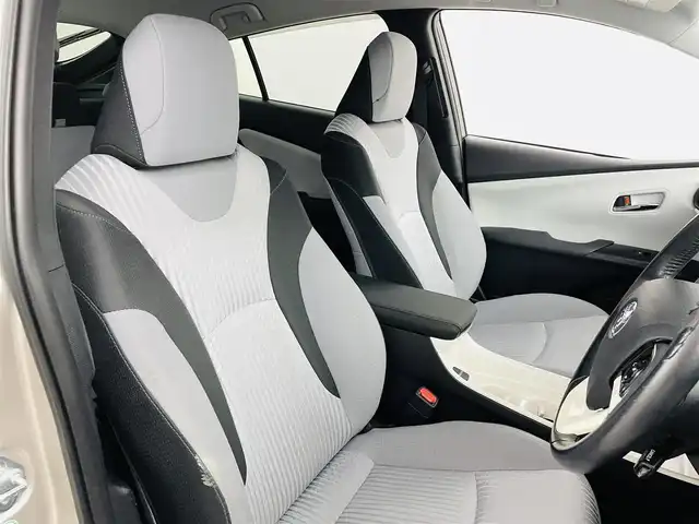 トヨタ プリウス Sセーフティプラス 福島県 2018(平30)年 6.1万km スティールブロンドM トヨタセーフティセンス/・プリクラッシュセーフティ/・レーンディパーチャーアラート/・コーナーセンサー/・オートマチックハイビーム/純正ナビ/・型番：NSZT-W68T/・フルセグTV/Bluetooth/CD/DVD/・バックカメラ/・ビルトインETC/アイドリングストップ/アダプティブクルーズコントロール/パーキングアシスト/横滑り防止/革巻きステアリング/・ステアリングリモコン/プッシュスタート/・スマートキー/LEDヘッドライト/・オートライト/・フォグライト/純正フロアマット/ドアバイザー