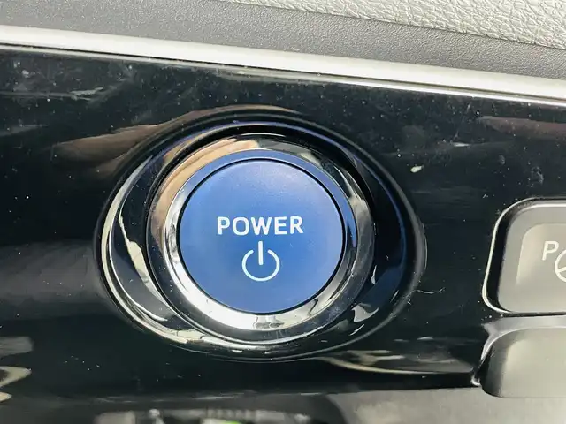 トヨタ プリウス Sセーフティプラス 福島県 2018(平30)年 6.1万km スティールブロンドM トヨタセーフティセンス/・プリクラッシュセーフティ/・レーンディパーチャーアラート/・コーナーセンサー/・オートマチックハイビーム/純正ナビ/・型番：NSZT-W68T/・フルセグTV/Bluetooth/CD/DVD/・バックカメラ/・ビルトインETC/アイドリングストップ/アダプティブクルーズコントロール/パーキングアシスト/横滑り防止/革巻きステアリング/・ステアリングリモコン/プッシュスタート/・スマートキー/LEDヘッドライト/・オートライト/・フォグライト/純正フロアマット/ドアバイザー