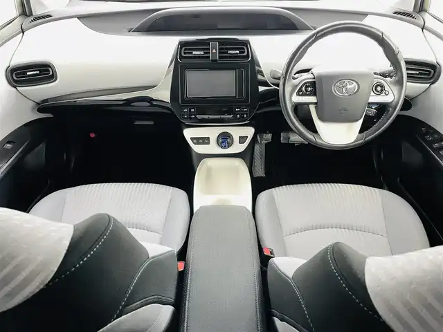 トヨタ プリウス Sセーフティプラス 福島県 2018(平30)年 6.1万km スティールブロンドM トヨタセーフティセンス/・プリクラッシュセーフティ/・レーンディパーチャーアラート/・コーナーセンサー/・オートマチックハイビーム/純正ナビ/・型番：NSZT-W68T/・フルセグTV/Bluetooth/CD/DVD/・バックカメラ/・ビルトインETC/アイドリングストップ/アダプティブクルーズコントロール/パーキングアシスト/横滑り防止/革巻きステアリング/・ステアリングリモコン/プッシュスタート/・スマートキー/LEDヘッドライト/・オートライト/・フォグライト/純正フロアマット/ドアバイザー