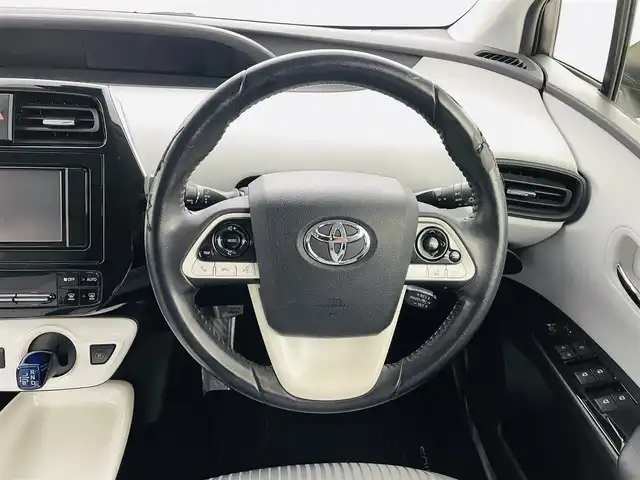 トヨタ プリウス Sセーフティプラス 福島県 2018(平30)年 6.1万km スティールブロンドM トヨタセーフティセンス/・プリクラッシュセーフティ/・レーンディパーチャーアラート/・コーナーセンサー/・オートマチックハイビーム/純正ナビ/・型番：NSZT-W68T/・フルセグTV/Bluetooth/CD/DVD/・バックカメラ/・ビルトインETC/アイドリングストップ/アダプティブクルーズコントロール/パーキングアシスト/横滑り防止/革巻きステアリング/・ステアリングリモコン/プッシュスタート/・スマートキー/LEDヘッドライト/・オートライト/・フォグライト/純正フロアマット/ドアバイザー