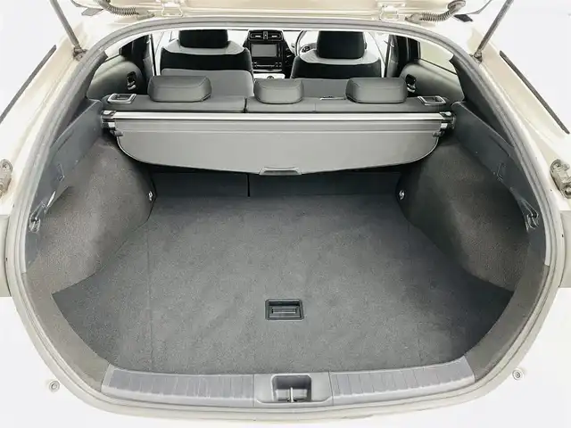 トヨタ プリウス Sセーフティプラス 福島県 2018(平30)年 6.1万km スティールブロンドM トヨタセーフティセンス/・プリクラッシュセーフティ/・レーンディパーチャーアラート/・コーナーセンサー/・オートマチックハイビーム/純正ナビ/・型番：NSZT-W68T/・フルセグTV/Bluetooth/CD/DVD/・バックカメラ/・ビルトインETC/アイドリングストップ/アダプティブクルーズコントロール/パーキングアシスト/横滑り防止/革巻きステアリング/・ステアリングリモコン/プッシュスタート/・スマートキー/LEDヘッドライト/・オートライト/・フォグライト/純正フロアマット/ドアバイザー