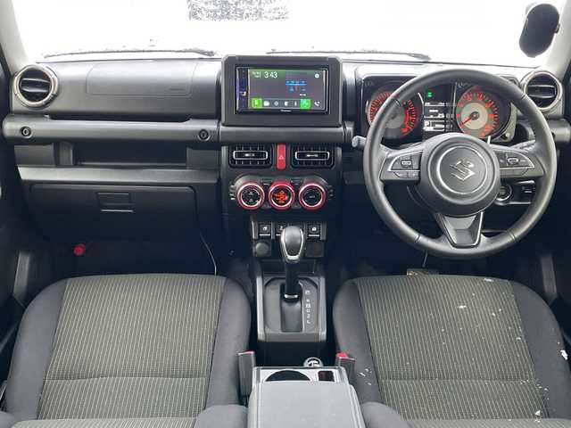 スズキ ジムニー XC 道北・旭川 2024(令6)年 1万km ブルーイッシュブラックパール3 /４WD//禁煙車//社外ディスプレイオーディオ/CD/DVD/BT/ラジオ//社外ラジエーターグリル//純正マッドフラップ//ルーフキャリア//社外AW付ホワイトレタータイヤ積込//前席シートヒーター//革巻きステアリング//ステアリングスイッチ//スズキセーフティーサポート/デュアルセンサーブレーキサポート/ハイビームアシスト/誤発進抑制機能/車線逸脱警報機能/標識認識機能/ふらつき警報機能//レーダークルーズコントロール//オートライト//LEDヘッドライト//LEDフォグランプ//ヘッドライトウォッシャー//ミラーウィンカー//電動格納ミラー//アイドリングストップ//純正グリル積込み
