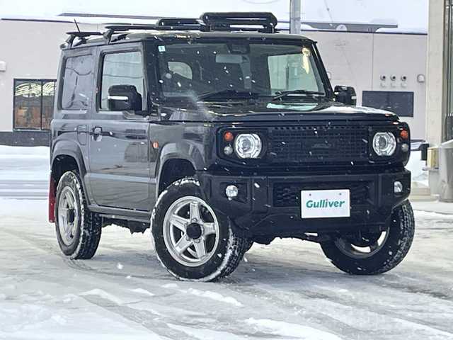 スズキ ジムニー XC 道北・旭川 2024(令6)年 1万km ブルーイッシュブラックパール3 /４WD//禁煙車//社外ディスプレイオーディオ/CD/DVD/BT/ラジオ//社外ラジエーターグリル//純正マッドフラップ//ルーフキャリア//社外AW付ホワイトレタータイヤ積込//前席シートヒーター//革巻きステアリング//ステアリングスイッチ//スズキセーフティーサポート/デュアルセンサーブレーキサポート/ハイビームアシスト/誤発進抑制機能/車線逸脱警報機能/標識認識機能/ふらつき警報機能//レーダークルーズコントロール//オートライト//LEDヘッドライト//LEDフォグランプ//ヘッドライトウォッシャー//ミラーウィンカー//電動格納ミラー//アイドリングストップ//純正グリル積込み