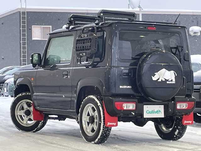 スズキ ジムニー XC 道北・旭川 2024(令6)年 1万km ブルーイッシュブラックパール3 /４WD//禁煙車//社外ディスプレイオーディオ/CD/DVD/BT/ラジオ//社外ラジエーターグリル//純正マッドフラップ//ルーフキャリア//社外AW付ホワイトレタータイヤ積込//前席シートヒーター//革巻きステアリング//ステアリングスイッチ//スズキセーフティーサポート/デュアルセンサーブレーキサポート/ハイビームアシスト/誤発進抑制機能/車線逸脱警報機能/標識認識機能/ふらつき警報機能//レーダークルーズコントロール//オートライト//LEDヘッドライト//LEDフォグランプ//ヘッドライトウォッシャー//ミラーウィンカー//電動格納ミラー//アイドリングストップ//純正グリル積込み