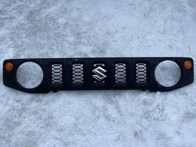 スズキ ジムニー XC 道北・旭川 2024(令6)年 1万km ブルーイッシュブラックパール3 /４WD//禁煙車//社外ディスプレイオーディオ/CD/DVD/BT/ラジオ//社外ラジエーターグリル//純正マッドフラップ//ルーフキャリア//社外AW付ホワイトレタータイヤ積込//前席シートヒーター//革巻きステアリング//ステアリングスイッチ//スズキセーフティーサポート/デュアルセンサーブレーキサポート/ハイビームアシスト/誤発進抑制機能/車線逸脱警報機能/標識認識機能/ふらつき警報機能//レーダークルーズコントロール//オートライト//LEDヘッドライト//LEDフォグランプ//ヘッドライトウォッシャー//ミラーウィンカー//電動格納ミラー//アイドリングストップ//純正グリル積込み