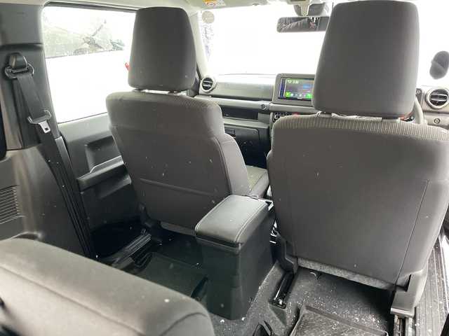 スズキ ジムニー XC 道北・旭川 2024(令6)年 1万km ブルーイッシュブラックパール3 /４WD//禁煙車//社外ディスプレイオーディオ/CD/DVD/BT/ラジオ//社外ラジエーターグリル//純正マッドフラップ//ルーフキャリア//社外AW付ホワイトレタータイヤ積込//前席シートヒーター//革巻きステアリング//ステアリングスイッチ//スズキセーフティーサポート/デュアルセンサーブレーキサポート/ハイビームアシスト/誤発進抑制機能/車線逸脱警報機能/標識認識機能/ふらつき警報機能//レーダークルーズコントロール//オートライト//LEDヘッドライト//LEDフォグランプ//ヘッドライトウォッシャー//ミラーウィンカー//電動格納ミラー//アイドリングストップ//純正グリル積込み