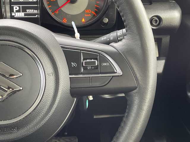 スズキ ジムニー XC 道北・旭川 2024(令6)年 1万km ブルーイッシュブラックパール3 /４WD//禁煙車//社外ディスプレイオーディオ/CD/DVD/BT/ラジオ//社外ラジエーターグリル//純正マッドフラップ//ルーフキャリア//社外AW付ホワイトレタータイヤ積込//前席シートヒーター//革巻きステアリング//ステアリングスイッチ//スズキセーフティーサポート/デュアルセンサーブレーキサポート/ハイビームアシスト/誤発進抑制機能/車線逸脱警報機能/標識認識機能/ふらつき警報機能//レーダークルーズコントロール//オートライト//LEDヘッドライト//LEDフォグランプ//ヘッドライトウォッシャー//ミラーウィンカー//電動格納ミラー//アイドリングストップ//純正グリル積込み