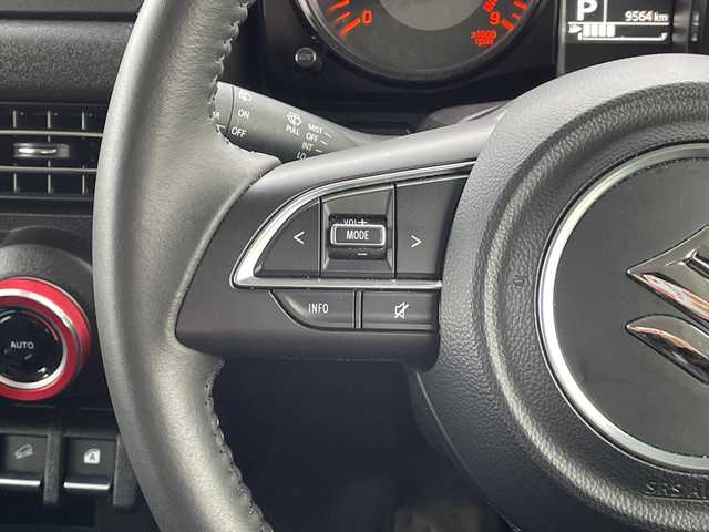 スズキ ジムニー XC 道北・旭川 2024(令6)年 1万km ブルーイッシュブラックパール3 /４WD//禁煙車//社外ディスプレイオーディオ/CD/DVD/BT/ラジオ//社外ラジエーターグリル//純正マッドフラップ//ルーフキャリア//社外AW付ホワイトレタータイヤ積込//前席シートヒーター//革巻きステアリング//ステアリングスイッチ//スズキセーフティーサポート/デュアルセンサーブレーキサポート/ハイビームアシスト/誤発進抑制機能/車線逸脱警報機能/標識認識機能/ふらつき警報機能//レーダークルーズコントロール//オートライト//LEDヘッドライト//LEDフォグランプ//ヘッドライトウォッシャー//ミラーウィンカー//電動格納ミラー//アイドリングストップ//純正グリル積込み