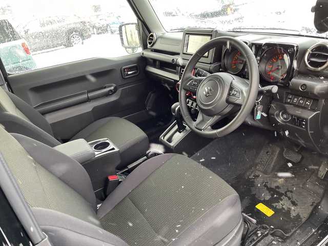 スズキ ジムニー XC 道北・旭川 2024(令6)年 1万km ブルーイッシュブラックパール3 /４WD//禁煙車//社外ディスプレイオーディオ/CD/DVD/BT/ラジオ//社外ラジエーターグリル//純正マッドフラップ//ルーフキャリア//社外AW付ホワイトレタータイヤ積込//前席シートヒーター//革巻きステアリング//ステアリングスイッチ//スズキセーフティーサポート/デュアルセンサーブレーキサポート/ハイビームアシスト/誤発進抑制機能/車線逸脱警報機能/標識認識機能/ふらつき警報機能//レーダークルーズコントロール//オートライト//LEDヘッドライト//LEDフォグランプ//ヘッドライトウォッシャー//ミラーウィンカー//電動格納ミラー//アイドリングストップ//純正グリル積込み