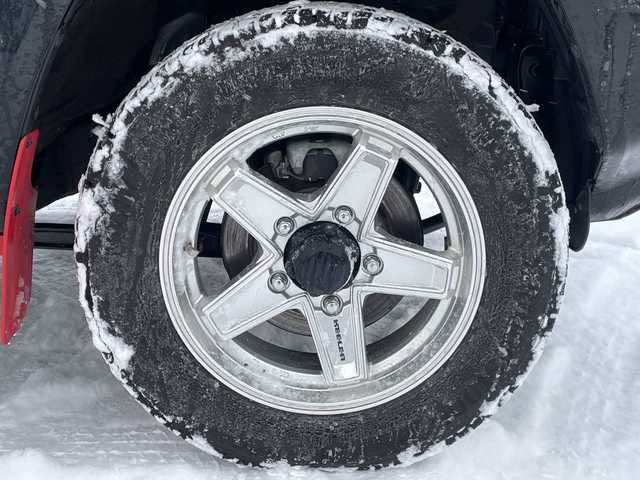 スズキ ジムニー XC 道北・旭川 2024(令6)年 1万km ブルーイッシュブラックパール3 /４WD//禁煙車//社外ディスプレイオーディオ/CD/DVD/BT/ラジオ//社外ラジエーターグリル//純正マッドフラップ//ルーフキャリア//社外AW付ホワイトレタータイヤ積込//前席シートヒーター//革巻きステアリング//ステアリングスイッチ//スズキセーフティーサポート/デュアルセンサーブレーキサポート/ハイビームアシスト/誤発進抑制機能/車線逸脱警報機能/標識認識機能/ふらつき警報機能//レーダークルーズコントロール//オートライト//LEDヘッドライト//LEDフォグランプ//ヘッドライトウォッシャー//ミラーウィンカー//電動格納ミラー//アイドリングストップ//純正グリル積込み