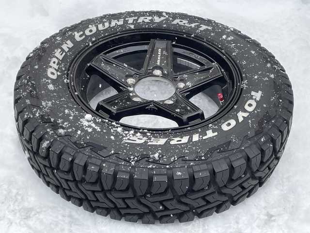 スズキ ジムニー XC 道北・旭川 2024(令6)年 1万km ブルーイッシュブラックパール3 /４WD//禁煙車//社外ディスプレイオーディオ/CD/DVD/BT/ラジオ//社外ラジエーターグリル//純正マッドフラップ//ルーフキャリア//社外AW付ホワイトレタータイヤ積込//前席シートヒーター//革巻きステアリング//ステアリングスイッチ//スズキセーフティーサポート/デュアルセンサーブレーキサポート/ハイビームアシスト/誤発進抑制機能/車線逸脱警報機能/標識認識機能/ふらつき警報機能//レーダークルーズコントロール//オートライト//LEDヘッドライト//LEDフォグランプ//ヘッドライトウォッシャー//ミラーウィンカー//電動格納ミラー//アイドリングストップ//純正グリル積込み