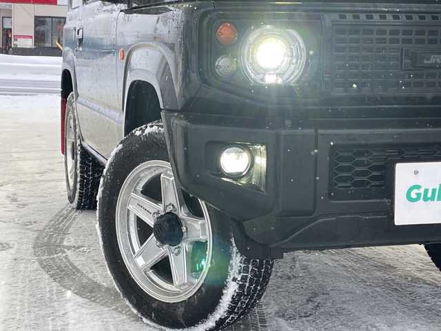 スズキ ジムニー XC 道北・旭川 2024(令6)年 1万km ブルーイッシュブラックパール3 /４WD//禁煙車//社外ディスプレイオーディオ/CD/DVD/BT/ラジオ//社外ラジエーターグリル//純正マッドフラップ//ルーフキャリア//社外AW付ホワイトレタータイヤ積込//前席シートヒーター//革巻きステアリング//ステアリングスイッチ//スズキセーフティーサポート/デュアルセンサーブレーキサポート/ハイビームアシスト/誤発進抑制機能/車線逸脱警報機能/標識認識機能/ふらつき警報機能//レーダークルーズコントロール//オートライト//LEDヘッドライト//LEDフォグランプ//ヘッドライトウォッシャー//ミラーウィンカー//電動格納ミラー//アイドリングストップ//純正グリル積込み