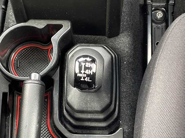 スズキ ジムニー XC 道北・旭川 2024(令6)年 1万km ブルーイッシュブラックパール3 /４WD//禁煙車//社外ディスプレイオーディオ/CD/DVD/BT/ラジオ//社外ラジエーターグリル//純正マッドフラップ//ルーフキャリア//社外AW付ホワイトレタータイヤ積込//前席シートヒーター//革巻きステアリング//ステアリングスイッチ//スズキセーフティーサポート/デュアルセンサーブレーキサポート/ハイビームアシスト/誤発進抑制機能/車線逸脱警報機能/標識認識機能/ふらつき警報機能//レーダークルーズコントロール//オートライト//LEDヘッドライト//LEDフォグランプ//ヘッドライトウォッシャー//ミラーウィンカー//電動格納ミラー//アイドリングストップ//純正グリル積込み