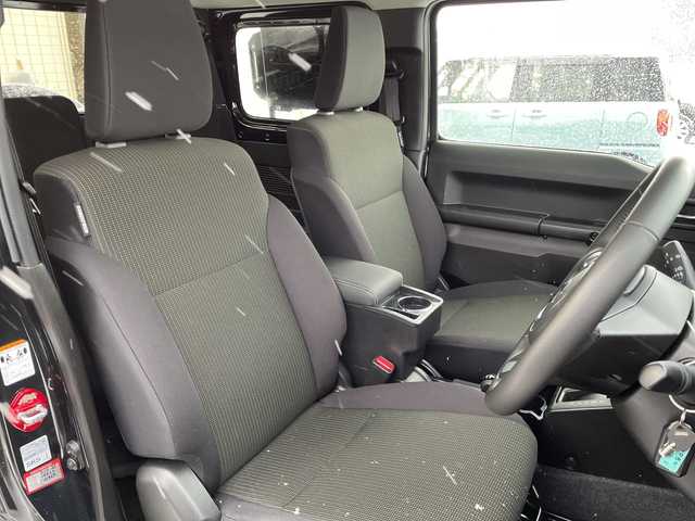 スズキ ジムニー XC 道北・旭川 2024(令6)年 1万km ブルーイッシュブラックパール3 /４WD//禁煙車//社外ディスプレイオーディオ/CD/DVD/BT/ラジオ//社外ラジエーターグリル//純正マッドフラップ//ルーフキャリア//社外AW付ホワイトレタータイヤ積込//前席シートヒーター//革巻きステアリング//ステアリングスイッチ//スズキセーフティーサポート/デュアルセンサーブレーキサポート/ハイビームアシスト/誤発進抑制機能/車線逸脱警報機能/標識認識機能/ふらつき警報機能//レーダークルーズコントロール//オートライト//LEDヘッドライト//LEDフォグランプ//ヘッドライトウォッシャー//ミラーウィンカー//電動格納ミラー//アイドリングストップ//純正グリル積込み