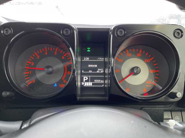 スズキ ジムニー XC 道北・旭川 2024(令6)年 1万km ブルーイッシュブラックパール3 /４WD//禁煙車//社外ディスプレイオーディオ/CD/DVD/BT/ラジオ//社外ラジエーターグリル//純正マッドフラップ//ルーフキャリア//社外AW付ホワイトレタータイヤ積込//前席シートヒーター//革巻きステアリング//ステアリングスイッチ//スズキセーフティーサポート/デュアルセンサーブレーキサポート/ハイビームアシスト/誤発進抑制機能/車線逸脱警報機能/標識認識機能/ふらつき警報機能//レーダークルーズコントロール//オートライト//LEDヘッドライト//LEDフォグランプ//ヘッドライトウォッシャー//ミラーウィンカー//電動格納ミラー//アイドリングストップ//純正グリル積込み