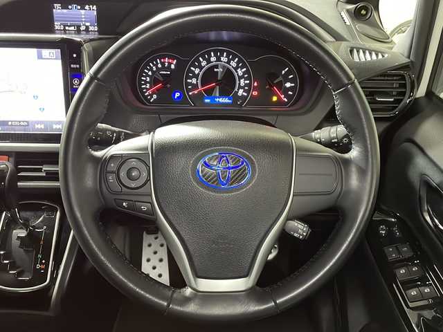 トヨタ ヴォクシー ZS 煌 広島県 2018(平30)年 4.5万km ホワイトパールクリスタルシャイン ALPINE11型ナビ/ALPINEフリップダウンモニター/両側パワースライドドア/サイド/バックカメラ/社外デジタルインナーミラー/セーフティンセンス/・プリクラッシュセーフティ/・レーンディパーチャーアラート/・オートマチックハイビーム/クルーズコントロール/LEDヘッドランプ/USB/HDMI入力端子/ETC