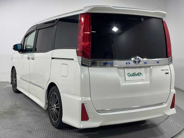 トヨタ ヴォクシー ZS 煌 広島県 2018(平30)年 4.5万km ホワイトパールクリスタルシャイン ALPINE11型ナビ/ALPINEフリップダウンモニター/両側パワースライドドア/サイド/バックカメラ/社外デジタルインナーミラー/セーフティンセンス/・プリクラッシュセーフティ/・レーンディパーチャーアラート/・オートマチックハイビーム/クルーズコントロール/LEDヘッドランプ/USB/HDMI入力端子/ETC