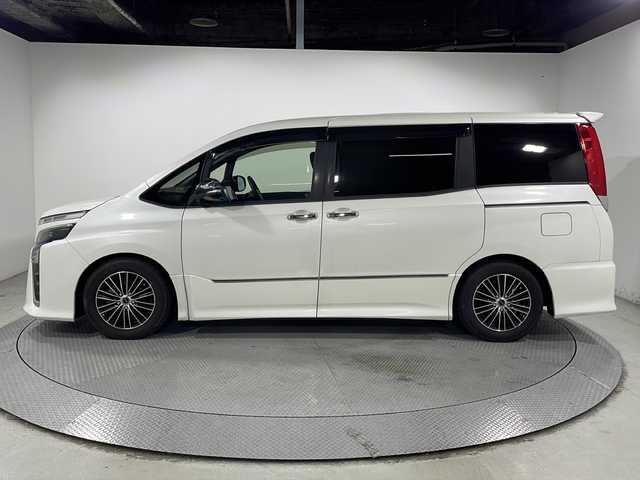 トヨタ ヴォクシー ZS 煌 広島県 2018(平30)年 4.5万km ホワイトパールクリスタルシャイン ALPINE11型ナビ/ALPINEフリップダウンモニター/両側パワースライドドア/サイド/バックカメラ/社外デジタルインナーミラー/セーフティンセンス/・プリクラッシュセーフティ/・レーンディパーチャーアラート/・オートマチックハイビーム/クルーズコントロール/LEDヘッドランプ/USB/HDMI入力端子/ETC