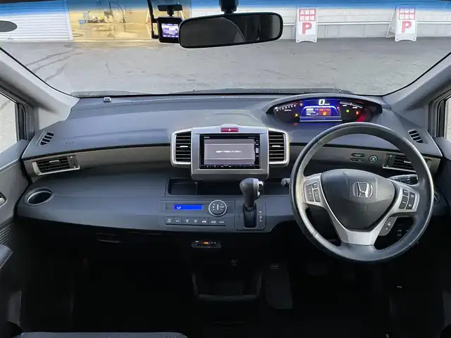 ホンダ フリード スパイク ハイブリット プレミアムエディション 群馬県 2015(平27)年 7万km グラマラスモーブP 純正8インチナビ/・AM/FM/フルセグTV/・CD/DVD/MSV/・Bluetooth/SD/横滑り防止/オートライト/クルーズコントロール/バックカメラ/両側電動スライドドア/ETC/純正フロアマット/純正ドアバイザー/スマートキー