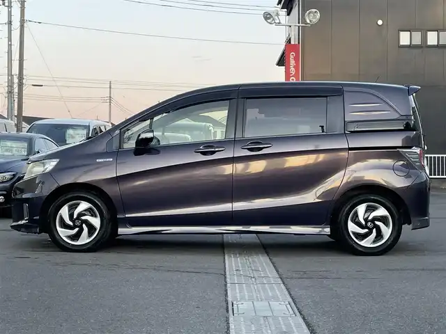 ホンダ フリード スパイク ハイブリット プレミアムエディション 群馬県 2015(平27)年 7万km グラマラスモーブP 純正8インチナビ/・AM/FM/フルセグTV/・CD/DVD/MSV/・Bluetooth/SD/横滑り防止/オートライト/クルーズコントロール/バックカメラ/両側電動スライドドア/ETC/純正フロアマット/純正ドアバイザー/スマートキー